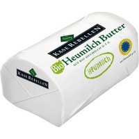 Heumilch-Butter im Pergamentpapier Kühltheke Milchprodukte