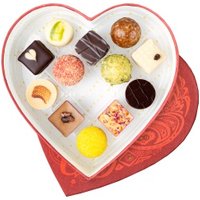 Rotes Pralinenherz (12 alkoholhaltige Pralinen) Süßigkeiten & Knabbern  Pralinen & Konfekt