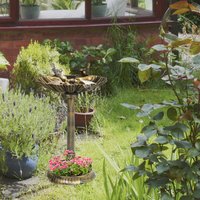 Outsunny Bird Bath with 2 Decorative Birds for Garden - Bronze Tone