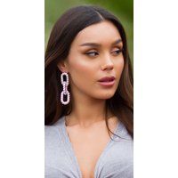 Silberfarbene Ohrhänger im sinnlichen Kettenglieder Design mit gedrehter Struktur für einen verführerischen Schimmer bei jeder Bewegung