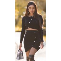 Koucla Rippstrick Outfit mit bauchfreiem Langarm Jäckchen, hohem Rundhals, schräger Knopfleiste und Highwaist Minirock im Wickel Look mit Zierknöpfen