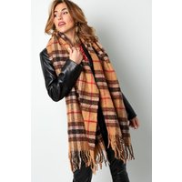 Breiter brauner Strickschal mit Karo Design und soften Fransen für einen warmen, trendstarken Look