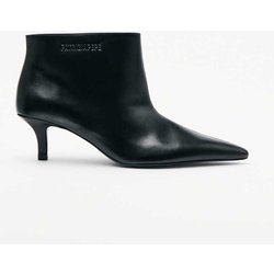 Minimal Shape Stiefeletten aus Leder mit Kitten Heel