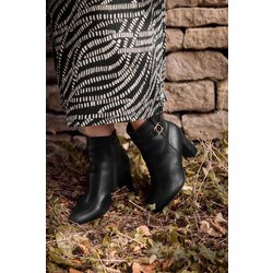 Stiefeletten In Schwarz Aus Lederimitat Mit Schnalle Und Extra Weiter eeepassform
