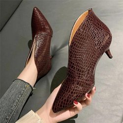 2024 Spitz zulaufende Stiefeletten aus Lackleder mit V-Ausschnitt und Stilettoabsatz für Damen 2024 Herbst neue Stiefel mit Schlangenmuster sind dünne Lederstiefel 39
