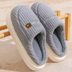 Bestellen Sie Winter-Hausschuhe für Damen in einer Nummer größer mit weicher Sohle, rutschfest, warm, nicht müde, einfache Paar-Schuhe für Herren 44-45 grau