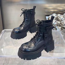 Schwarze Retro-High-Top-Martin-Stiefel für Damen im Sommer 2024 mit dicken Sohlen, schlankmachendem Schnallendesign und höhenverstärkenden Eigenschaften. 38 schwarz