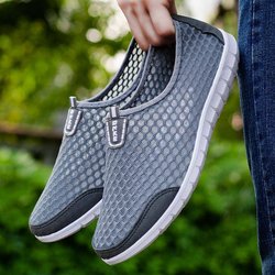Mesh-Schuhe Herren Sommer Atmungsaktive Hohlsandalen Männliche alte Peking-Mesh-Stoffschuhe Freizeitsport Slip-on-Mesh-Schuhe. 42 grau