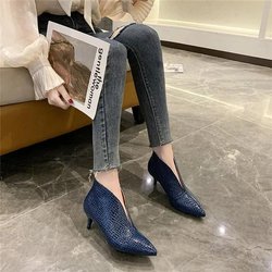 2024 Spitz zulaufende Stiefeletten aus Lackleder mit V-Ausschnitt und Stilettoabsatz für Damen 2024 Herbst neue Stiefel mit Schlangenmuster sind dünne Lederstiefel 38