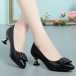 Schwarze Schuhe aus weichem Leder, weiche Sohle, bequeme All-Match-Arbeitsschuhe, Damen-High-Heels mit mittleren Absätzen, rutschfest, verschleißfest 35 schwarz