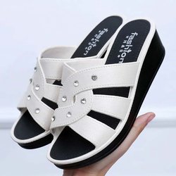 Damen High Heel Hausschuhe Sommer Oberbekleidung Dicker Boden Home Rutschfeste Hausschuhe Mutter Sommerschuhe Weicher Boden Keilabsatz Coole Strass Sandalen 40 beige