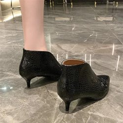 2024 Spitz zulaufende Stiefeletten aus Lackleder mit V-Ausschnitt und Stilettoabsatz für Damen 2024 Herbst neue Stiefel mit Schlangenmuster sind dünne Lederstiefel 37