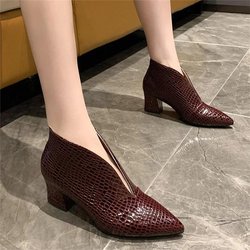 2024 Spitz zulaufende Stiefeletten aus Lackleder mit V-Ausschnitt und Stilettoabsatz für Damen 2024 Herbst neue Stiefel mit Schlangenmuster sind dünne Lederstiefel 39