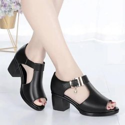 Zurück hohle hochhackige Sandalen Damen Kunstleder weiches Leder Peep Toe dicke Absätze Retro römischer Stil Frühling Sommer 40 schwarz