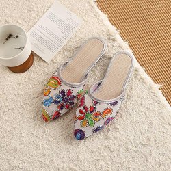 Neue bestickte Hausschuhe Sommer Baotou Stoffschuhe flache Sohle Outdoor-Bekleidung Zuhause 40 graue