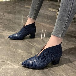 2024 Spitz zulaufende Stiefeletten aus Lackleder mit V-Ausschnitt und Stilettoabsatz für Damen 2024 Herbst neue Stiefel mit Schlangenmuster sind dünne Lederstiefel 39