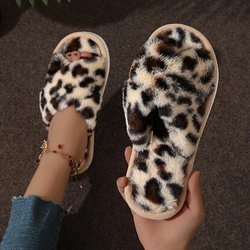 Bestellen Sie eine Nummer größer. Plüsch-Hausschuhe mit überkreuztem Band, gemütlich, warm, Leopardenmuster, weiche Sohle, flauschige Schuhe, rutschfeste Hausschuhe für den Boden zu Hause 42-43 leopard print