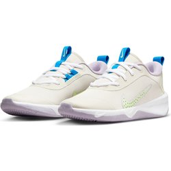 NIKE Omni Multi-Court Hallenschuhe Kinder 106 - lt orewood brn/barely volt/lilac bloom 38