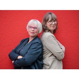 Spielzeit 2025 / 2026 - boox - zwei Schriftstellerinnen führen durch den Bücherdschungel in Gauting