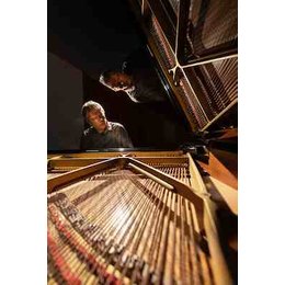 Konzerte im Schwanen - Lorenzo Masotto • Between Silence and Sound Tour 2025 in Waiblingen