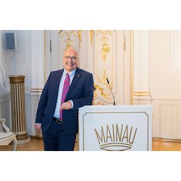 Klassischer Herbst - Maiers Klassikwelt mit jungen Talenten – humorvoll und hintersinnig moderiert durch Harald Maier in Insel Mainau