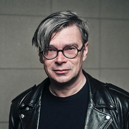 November - Dezember 2025 - »Gebrauchsanweisung für Bier« – Jaroslav Rudiš widmet sich seinem Lieblingsgetränk in Kiel
