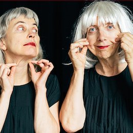 Zwei Frauen falten sich - Bewegt Altern in Herxheim