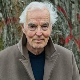 Bodo Kirchhoff - Nahaufnahme einer Frau, die sich entfernt in Hamburg