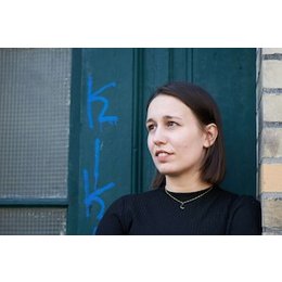 ROSENAU Poetry Slam - als Conférencière und Moderatorin Lena Stokoff in Stuttgart