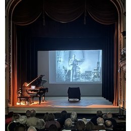 Königliches Kurtheater 2026 - Jens Schlichting am Klavier - Stummfilmkomödie