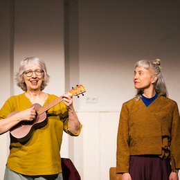 Chawwerusch Unterwegs - Zwei Frauen falten sich - Bewegt Altern in Sörgenloch