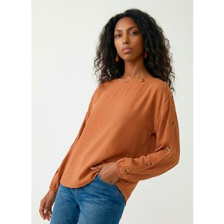 Blusa Caramelo Gola Canoa em Crepe Manga Longa Sob Botões Marrom