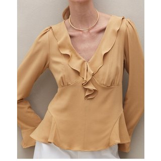 BLUSA COM BABADOS NO DECOTE E MANGAS MOSTARDA