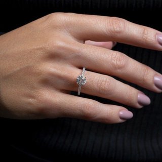Infantil - Anel Solitário Delicado em Prata com Pedra Moissanite 7.0mm e Cravações Semijoia Ania Store