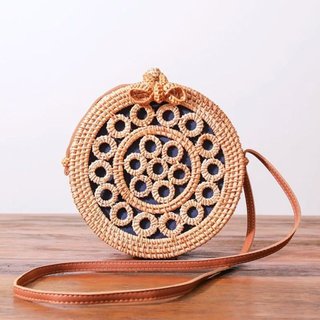 BOLSA DE PRAIA DE RATTAN ESTRUTURADA COM FORRO - MALDIVAS - Azul - MELLOW BRAZIL