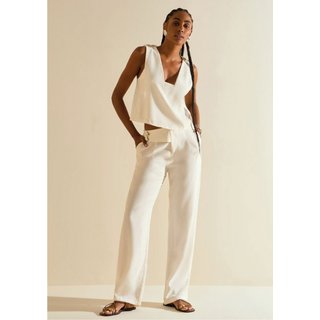 Regata Morena Rosa Solta Decote V Padrão Off-white