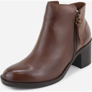 Bota em Couro Fashion Maria Paula Cano Curto Cacau