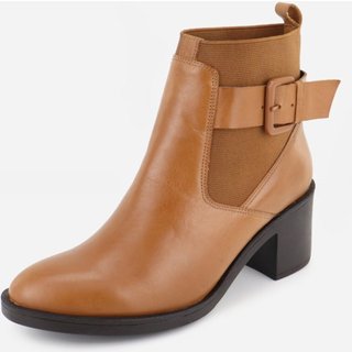 Bota em Couro Chelsea Cano Curto Fivelas Lisa Maria Paula Conforto Camel