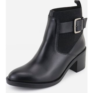 Bota em Couro Chelsea Cano Curto Fivelas Lisa Maria Paula Conforto Preto