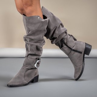 Bota Montaria Feminina GuGi Em Camurça Enrugada Cano Alto Zíper E Fivela Chumbo