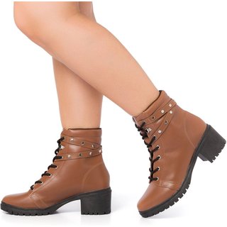 Bota Stessy Shoes Coturno Feminino Cano Curto Tachas Tratorada Macia Caramelo