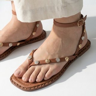 Sandália Rasteira Flat Juthá Aplique Tachas Caramelo