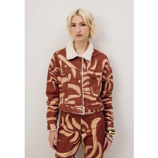 Jaqueta CaCay Cropped Sarja Sherpa Estampada Yucca