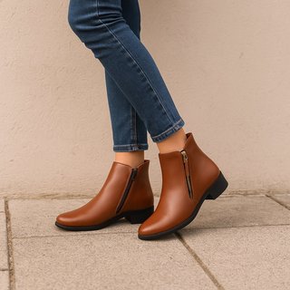 Bota Feminina Cano Curto Bia Ramos em Couro com Zíper Lateral Marrom