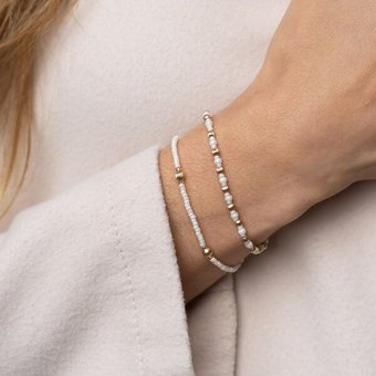 juni Perlenarmband "Elise" schwarz oder weiss, mit geriffelten Goldperlen aus recyceltem Gold