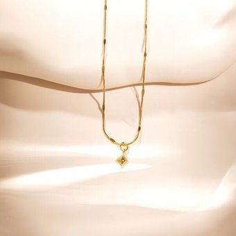 ELEKTROPULLI Superfeine zeitlose Kette 1mm schmal mit mini Ornament Anhänger, Set mit Ohrringen