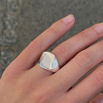 noemvri fashion label asymmetrischer Siegelring