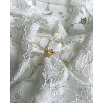 noemvri fashion label asymmetrischer Siegelring gold mit Perlmutteinlage
