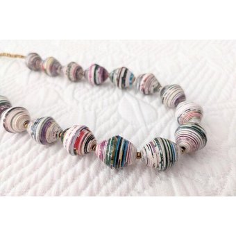 PEARLS OF AFRICA Schicke, elegante, zeitlose Perlenkette mit recycelten Papierperlen "Hellen"