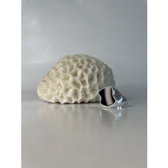 noemvri fashion label asymmetrischer Siegelring silber mit schwarzer Plexiglas Platte